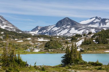 Kanada'da dağ gölü sakin sahne