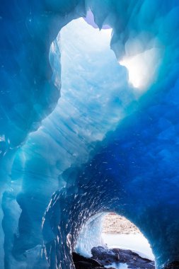 Yüksek dağlardaki buz mağarası, Kanada