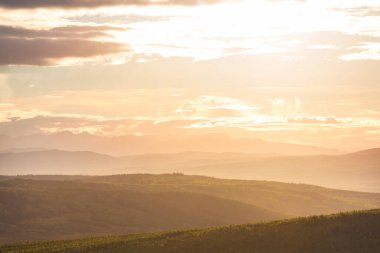 Dağlarda manzaralı günbatımı. Güzel doğal arkaplan.