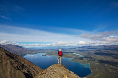 Kanada dağlarında yürüyüş yapan adam. Yürüyüş, Kuzey Amerika 'da popüler bir eğlence aktivitesidir. Bir sürü pitoresk yol var..