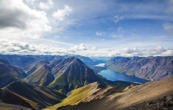 夏のカナダのロッキー山脈の美しい山の景色 — ストック写真