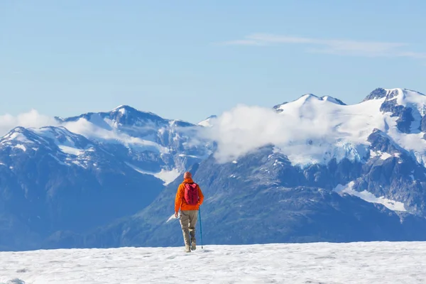 Caminhando Homem Nas Montanhas Canadenses Caminhada Atividade Recreação Popular América — Fotografia de Stock