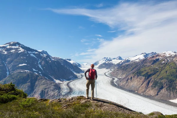 在加拿大山区远足的人 远足是北美流行的娱乐活动 有许多风景如画的小径 — 图库照片