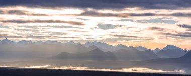 Yazın Alaska 'nın Picturesque Dağları. Kar, kütleleri, buzulları ve kayalık tepeleri kapladı. Güzel doğal arkaplan.