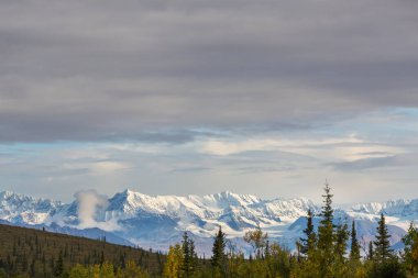 Yazın Alaska 'nın Picturesque Dağları. Kar, kütleleri, buzulları ve kayalık tepeleri kapladı. Güzel doğal arkaplan.