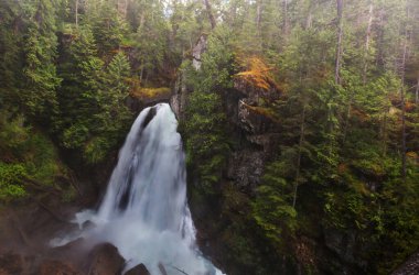 Kanada dağlarında güzel şelale