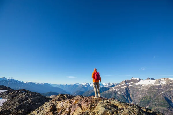 Caminhando Homem Nas Montanhas Canadenses Caminhada Atividade Recreação Popular América — Fotografia de Stock