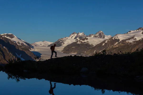 Caminhando Homem Nas Montanhas Canadenses Caminhada Atividade Recreação Popular América — Fotografia de Stock