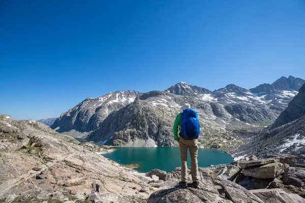 夏の山の中でハイキング中の男 美しい自然景観 — ストック写真