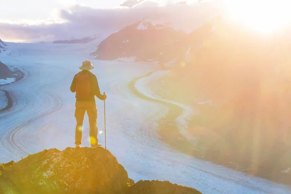 Vandrare Höga Berg Vid Solnedgången Laxglaciär Kanada — Stockfoto