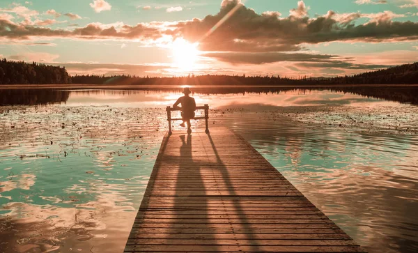 Hombre Descansa Gusto Junto Lago Tranquilo Vacaciones Relajación —  Fotos de Stock