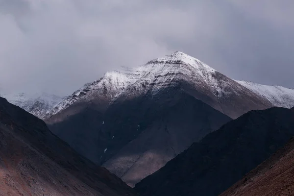 Pintorescas Montañas Alaska Verano Macizos Cubiertos Nieve Glaciares Picos Rocosos — Foto de Stock