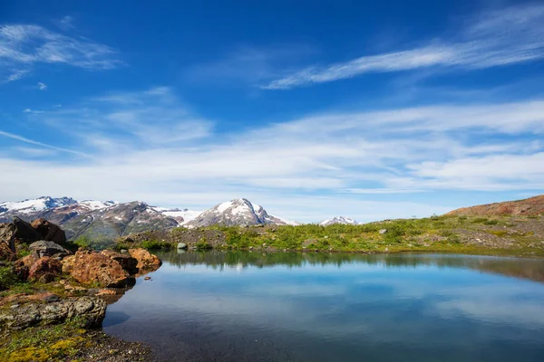 山中静谧的湖水 美丽的自然景观 — 图库照片