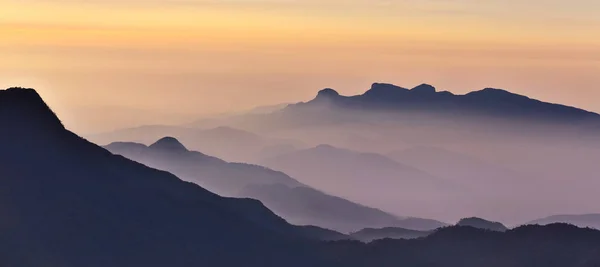 Bergsilhouette Bei Sonnenaufgang Frühling — Stockfoto