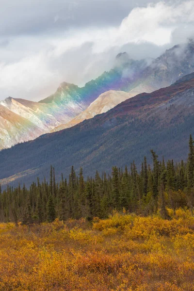 Regenbogen Über Bergen Schöne Naturlandschaften Malerische Natur — Stockfoto