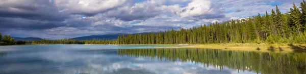 Scène Sereine Bord Lac Montagne Canada — Photo