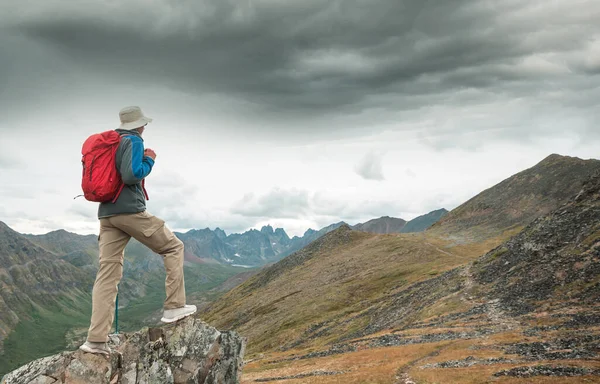 Hiker Beautiful Mountains Tombstone Territorial Park Yukon Canada — Stock Fotó