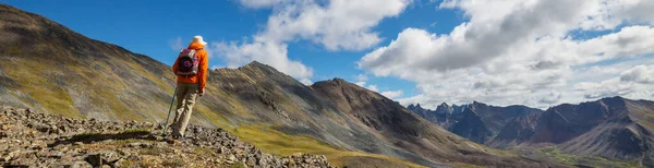 Hiker Beautiful Mountains Tombstone Territorial Park Yukon Canada — 图库照片