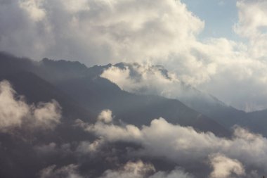 Yüksek dağlarda sis var. Güzel doğal manzaralar..
