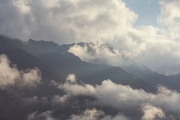 高い山の中で霧 美しい自然景観 — ストック写真