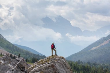 Kanada dağlarında yürüyüş yapan adam. Yürüyüş, Kuzey Amerika 'da popüler bir eğlence aktivitesidir. Bir sürü pitoresk yol var..