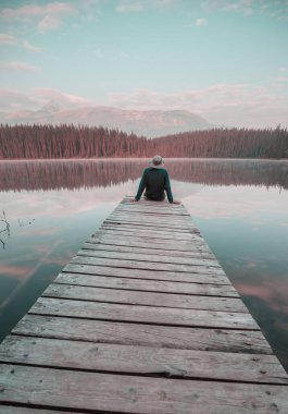 Huzur dağlarında ahşap iskele.