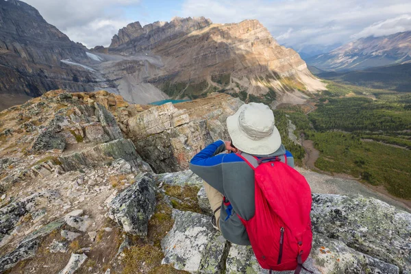 Caminhando Homem Nas Montanhas Canadenses Caminhada Atividade Recreação Popular América — Fotografia de Stock