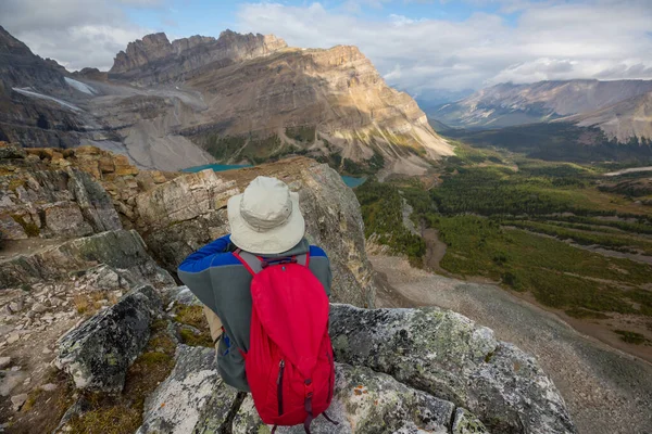 Caminhando Homem Nas Montanhas Canadenses Caminhada Atividade Recreação Popular América — Fotografia de Stock