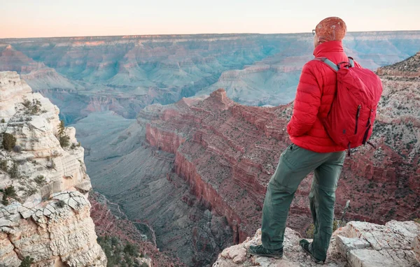 Reisende Klippefjell Grand Canyon Nasjonalpark Arizona Usa Inspirerende Følelser Reiselivsreisesuksess – stockfoto