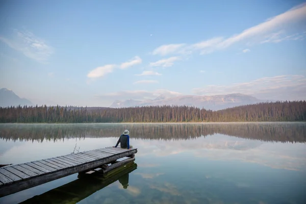 Man Vilar Lugnt Vid Den Lugna Sjön Avkopplande Semester — Stockfoto