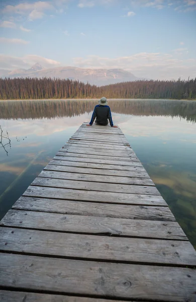 Trä Piren Lugn Berg Sjö — Stockfoto