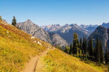Sonbahar dağlarında yürüyüş. Sonbahar mevsimi teması.