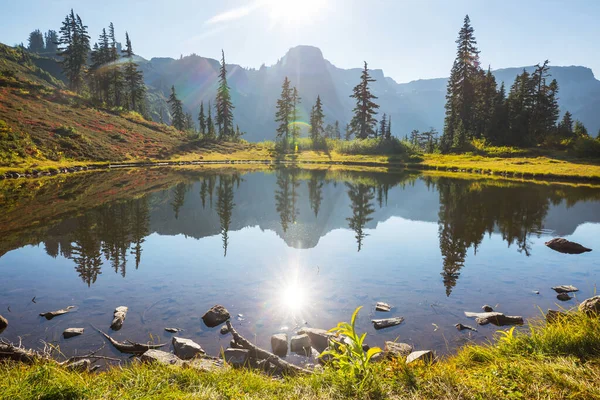 Lago Serenità Montagna Nella Stagione Estiva Bellissimi Paesaggi Naturali — Foto Stock
