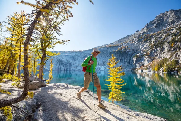 Caminata Las Montañas Otoño Tema Temporada Otoño —  Fotos de Stock