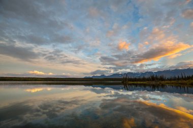 Kanada'da dağ gölü sakin sahne