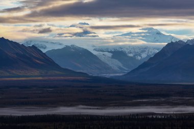 Yazın Alaska 'nın Picturesque Dağları. Kar, kütleleri, buzulları ve kayalık tepeleri kapladı. Güzel doğal arkaplan.