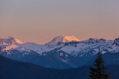 North Cascade Range, Washington, ABD 'deki güzel dağ zirvesi.