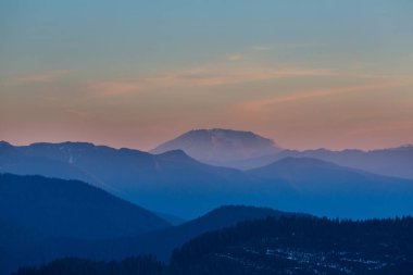 North Cascade Range, Washington, ABD 'deki güzel dağ zirvesi.
