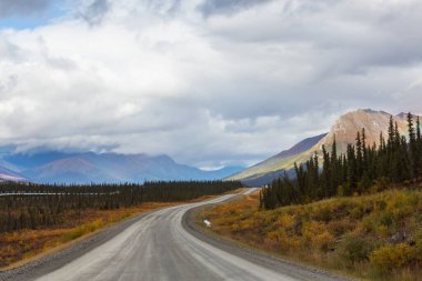 Alaska, ABD 'de manzara otoyolu. Dramatik manzara bulutları