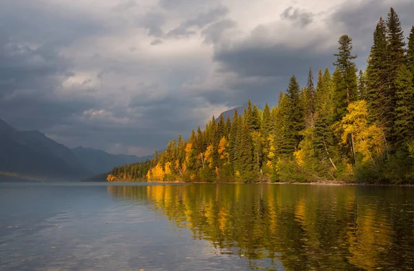 Kaunis Järvi Syksyllä Kausi — kuvapankkivalokuva