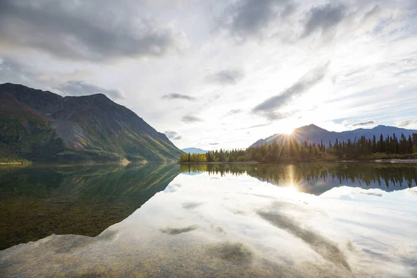 Cena Serena Junto Lago Montanha Canadá — Fotografia de Stock