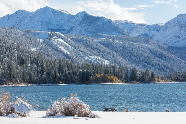 Lugn Sjö Vintersäsongen Sierra Nevada Kalifornien Usa — Stockfoto