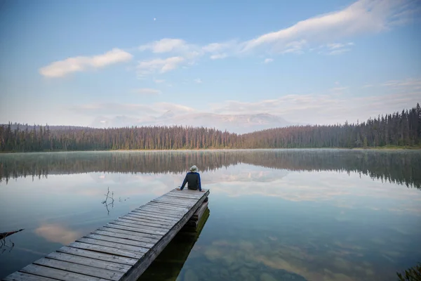 Homme Repose Aise Près Lac Calme Vacances Détente — Photo