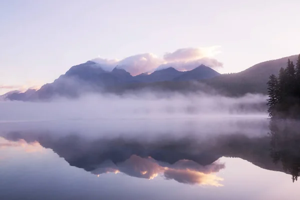 Όμορφη Bowman Λίμνη Αντανάκλαση Στα Θεαματικά Βουνά Στο Εθνικό Πάρκο — Φωτογραφία Αρχείου