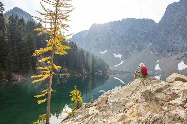 Homem Está Descansando Vontade Junto Lago Calmo Relaxamento Férias — Fotografia de Stock