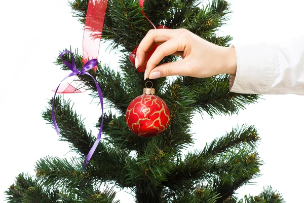 Weihnachtsbaum schmücken — Stockfoto