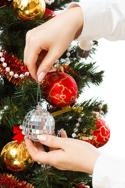 Decorating christmas tree — Stock Photo, Image