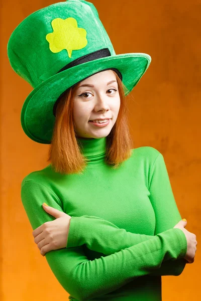 Czerwone wĹ, osy dziewczynie w saint patrick's day party hat — Zdjęcie stockowe