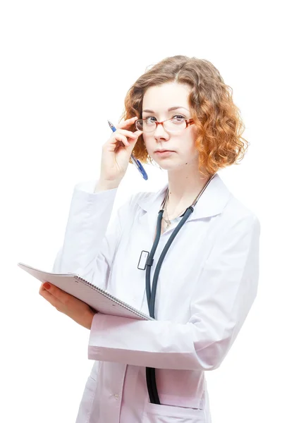 Roztomilá zrzka doktor v laboratorní plášť a brýle s nothebook — Stock fotografie