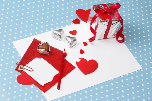 Valentinstag Liebesbotschaft, unvollendet, mit Geschenkbox — Stockfoto